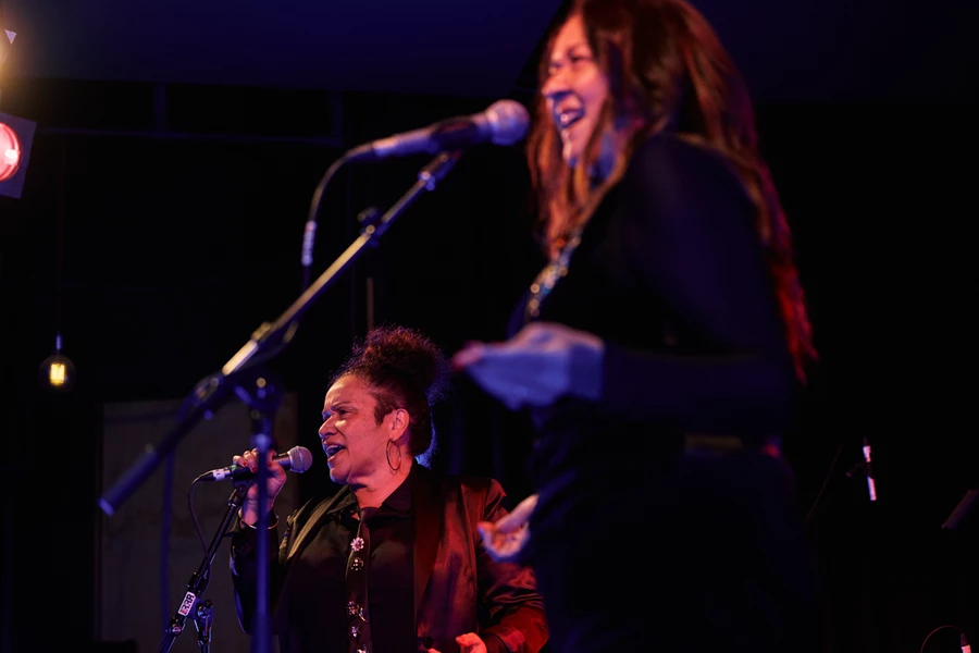 Vika & Linda Live at RRR 5