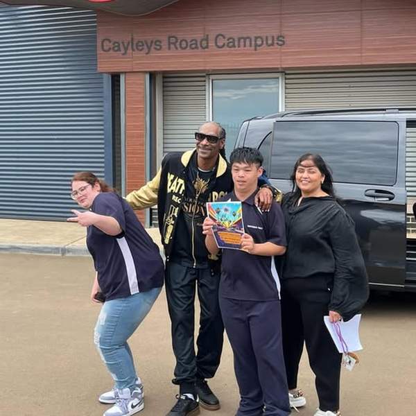 Warringa Park Students Photographed With Snoop Dogg