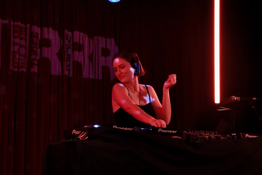 Live at RRR: RONA. 7