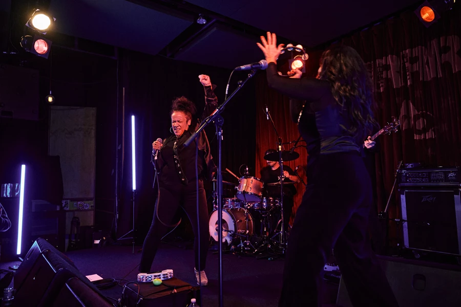 Vika & Linda Live at RRR 10